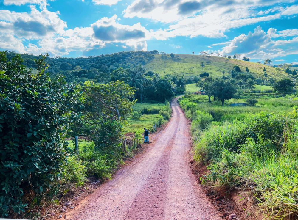 Finalização do patrolamento e cascalhamento em Água Vermelha de Ipiaú impulsiona desenvolvimento local
