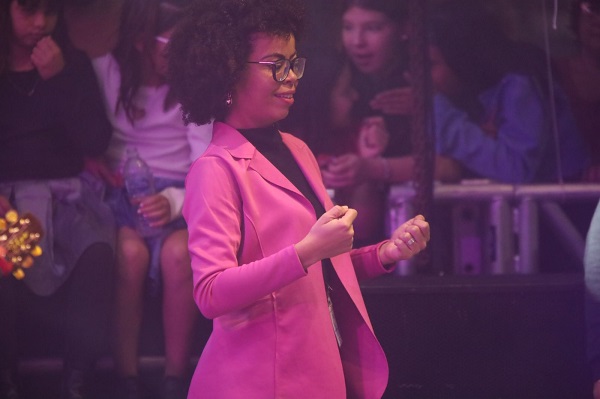 Intérprete de Libras deu show de acessibilidade na Festa de São Pedro de Ipiaú