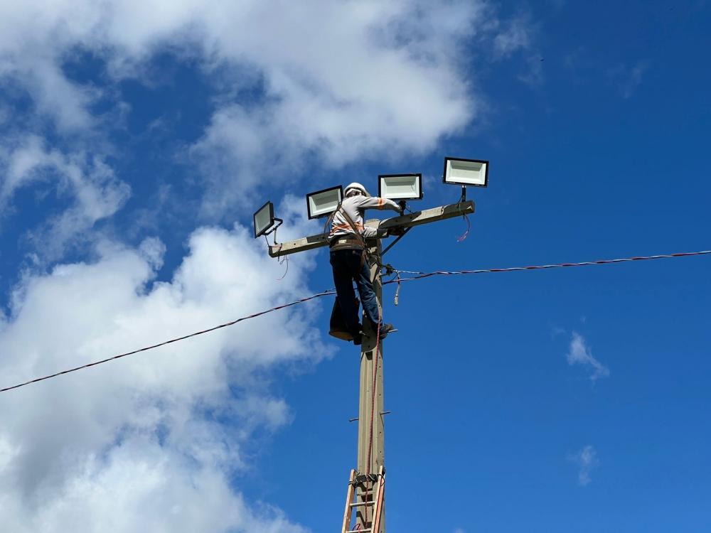 Comunidade de Córrego de Pedras celebra instalação de iluminação no campo de futebol