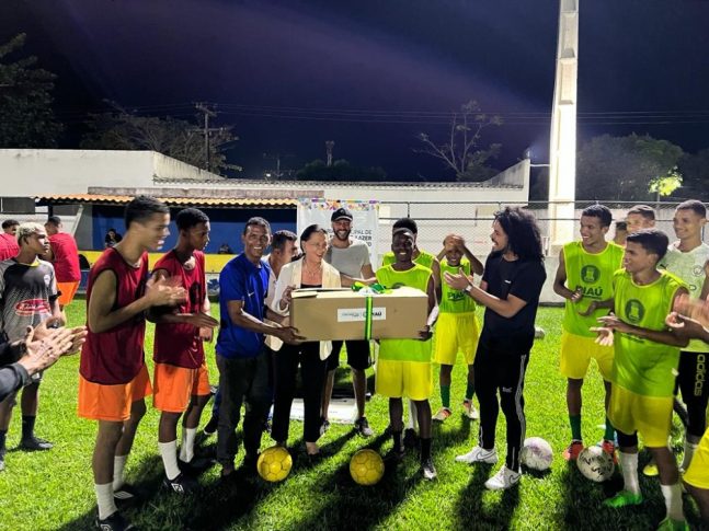 Ipiaú: Prefeita entrega material esportivo à Seleção da Copa das Comunidades