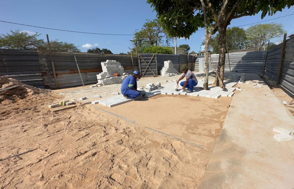 Prefeitura de Ipiaú segue no serviço de revitalização da praça na Av. São Salvador