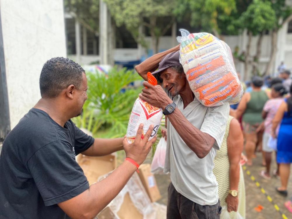 Natal mais saboroso: Prefeitura de Ipiaú distribui cestas básicas com 'chester' para cadastrados do Social 