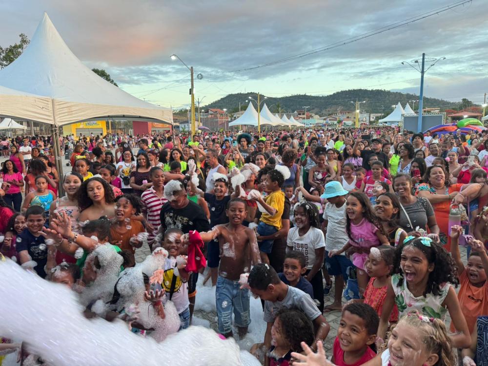 Domingo (17) teve Natal Encantando das Crianças na Praça Álvaro Jardim