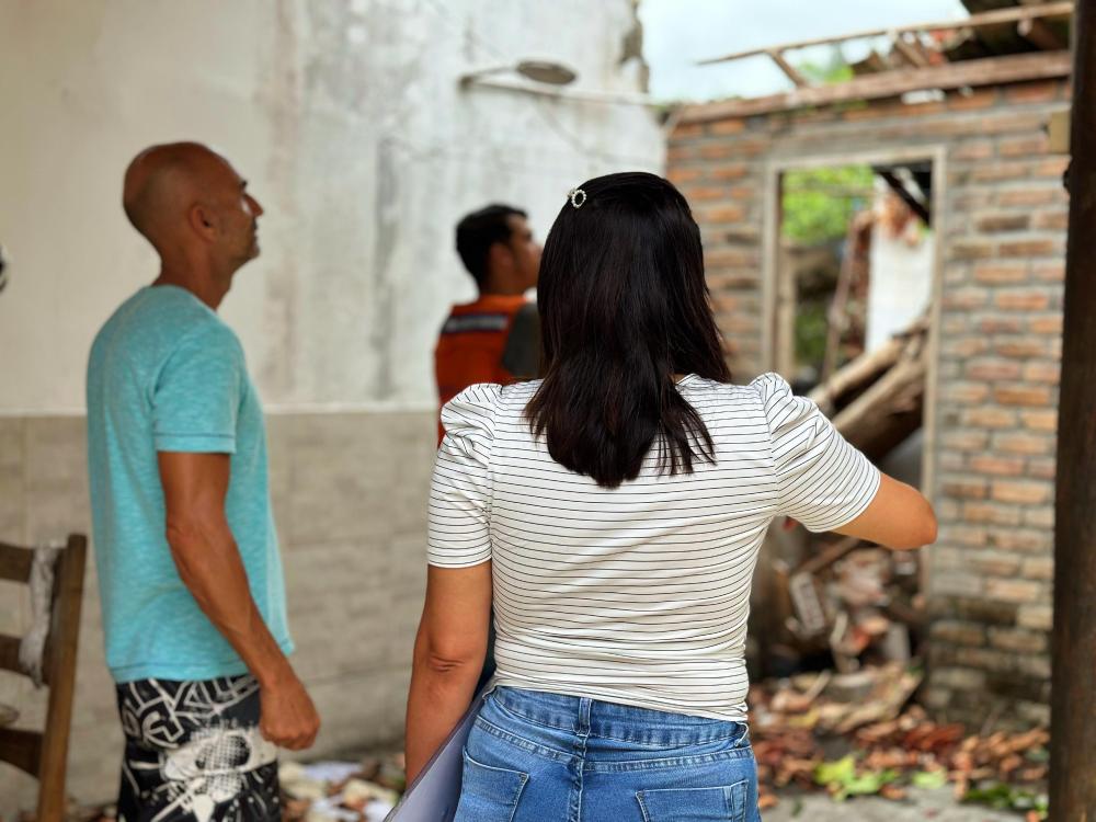 Ipiaú: Comissão da Defesa Civil e secretarias municipais seguem nas ações emergenciais após fortes ventos de ontem 