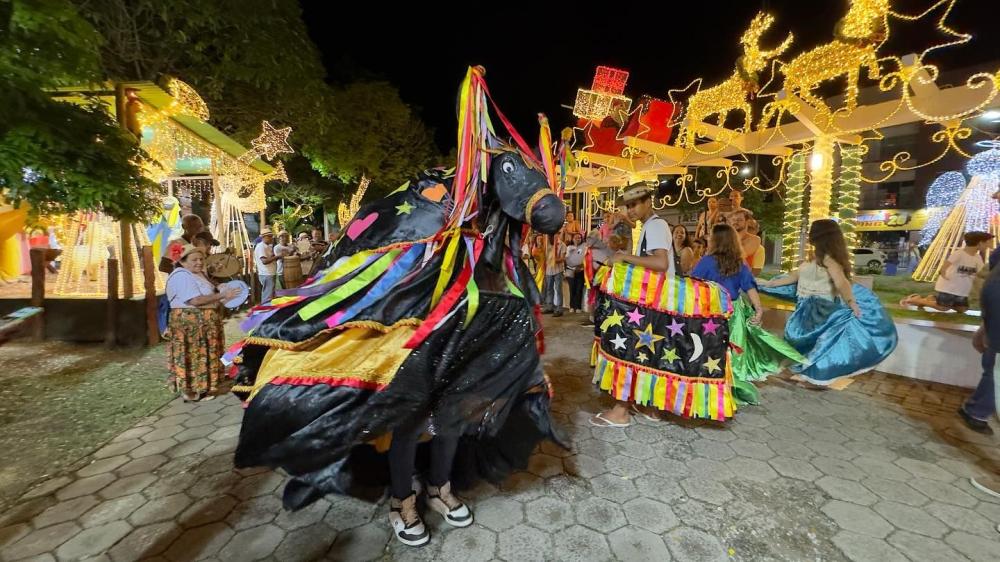 Tradição e Emoção: Praça Rui Barbosa recebe despedida da decoração natalina em Ipiaú