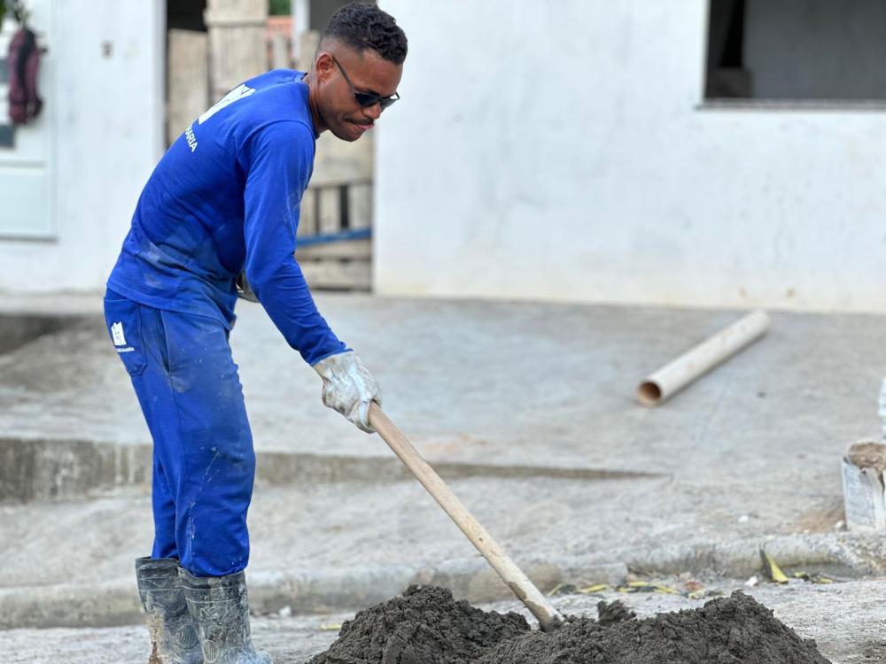 Obras de Contenção e Pavimentação são realizadas no Bairro Aloísio Conrado em Ipiaú