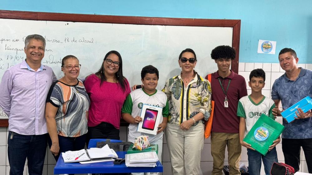 Prefeitura de Ipiaú entrega kits escolares e tablets para colégios da rede municipal