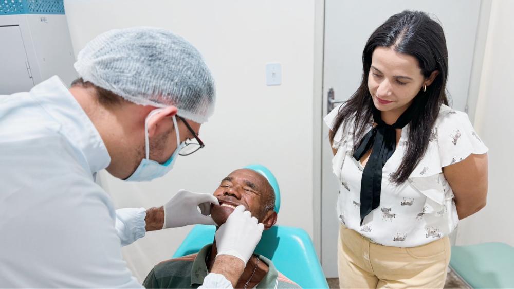 Prefeitura de Ipiaú proporciona mais sorrisos renovados com entrega de próteses dentárias