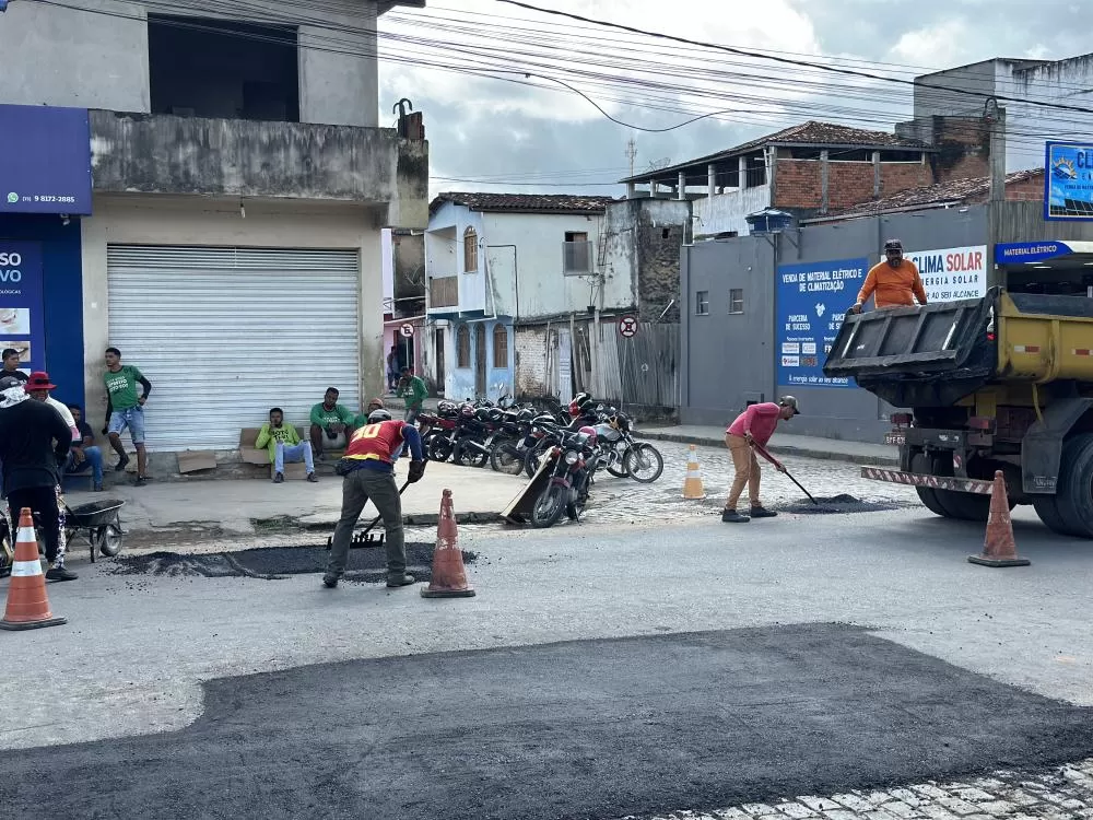 Prefeitura de Ipiaú avança com Operação Tapa-Buraco em diversas ruas da cidade