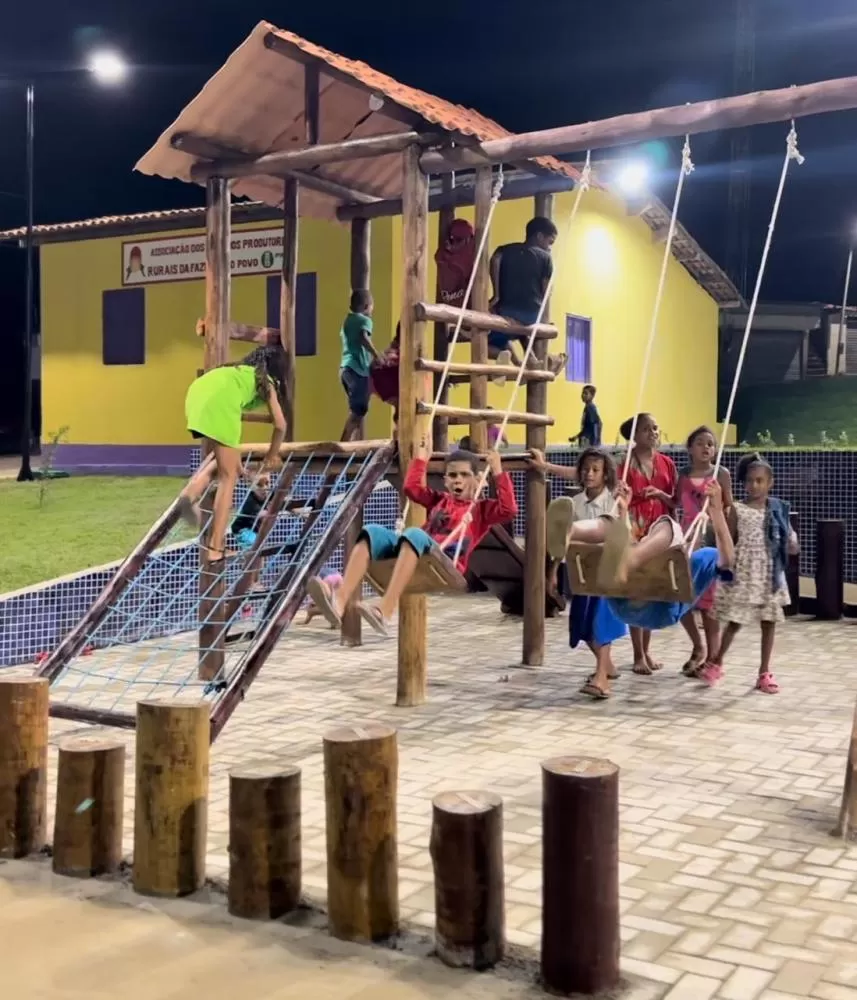 Moradores da Fazenda do Povo elogiam a beleza da nova praça, inaugurada pela Prefeitura com recursos próprios