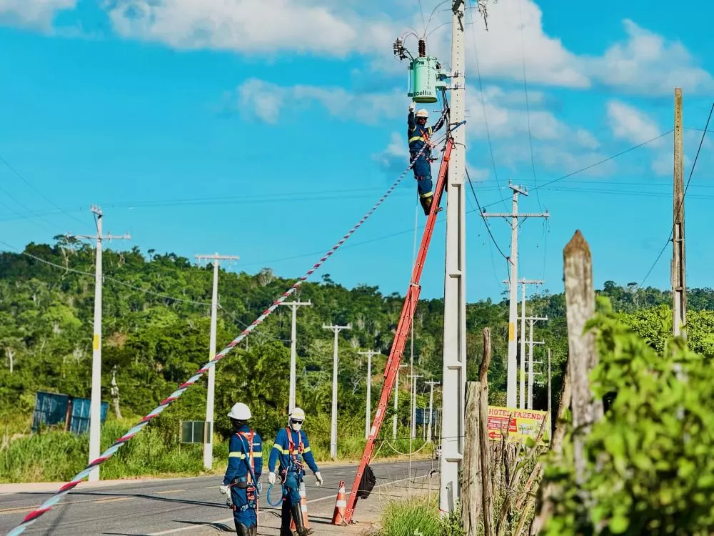 Prefeitura de Ipiaú avança na instalação de postes na entrada da cidade; serão um quilômetro e meio de transformação