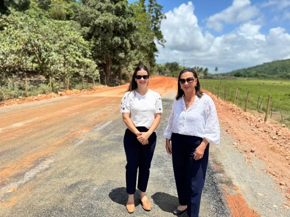 Prefeita Maria visita obra de asfaltamento na estrada da Fazenda do Povo; 2,5 km já foram concluídos