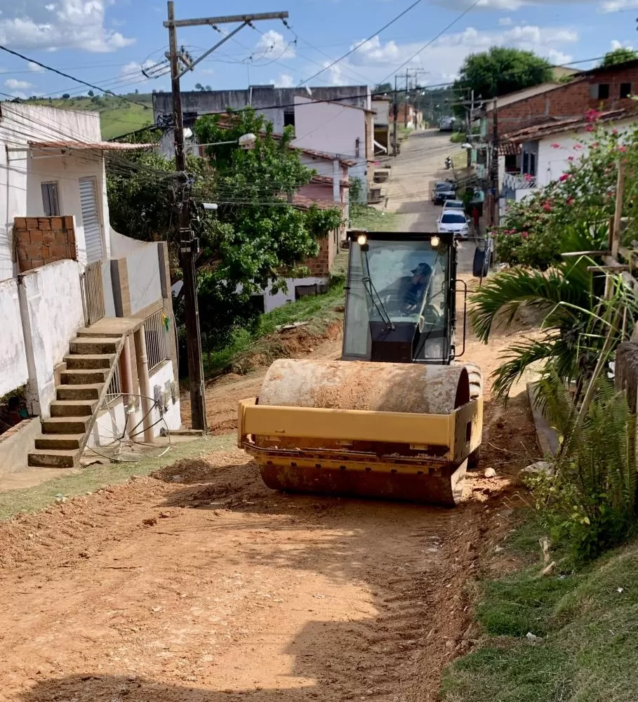 Secretaria de Infraestrutura de Ipiaú esclarece pausa nos serviços de patrolamento e terraplenagem devido às chuvas
