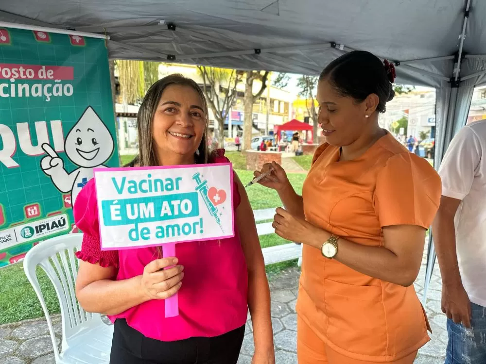 Prefeitura de Ipiaú realiza vacinação contra a Influenza e atualização do cartão de vacina na Praça Rui Barbosa