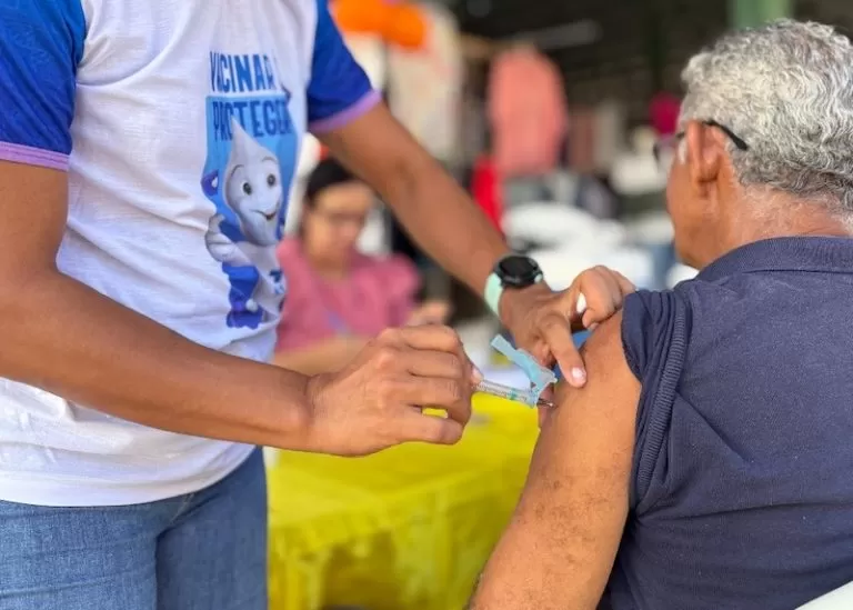 Prefeitura de Ipiaú através da Secretaria de Saúde realizou o Dia D da vacinação contra a gripe