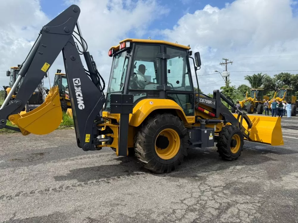 Prefeitura de Ipiaú recebe nova retroescavadeira para reforçar ações de infraestrutura