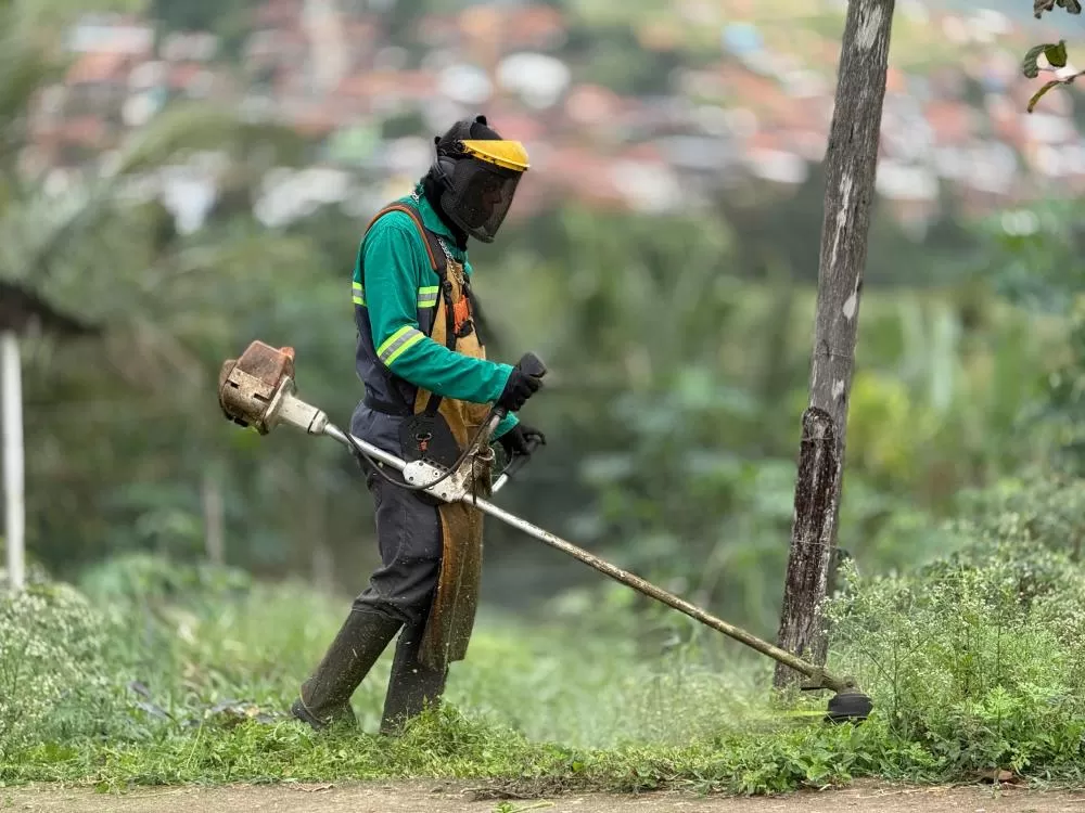 Prefeitura de Ipiaú, através da Secretaria de Desenvolvimento Urbano, realiza grande mutirão de limpeza no bairro Santa Rita