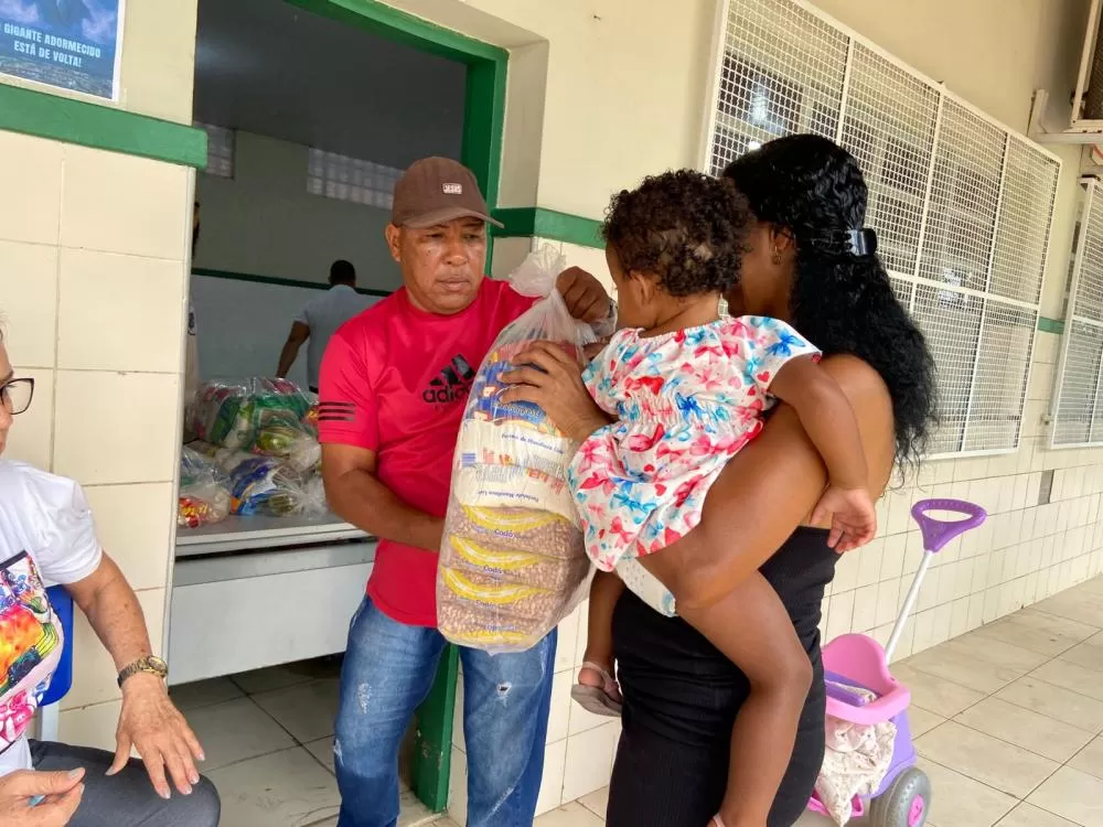 Prefeitura de Ipiaú entrega cestas básicas a famílias em situação de vulnerabilidade