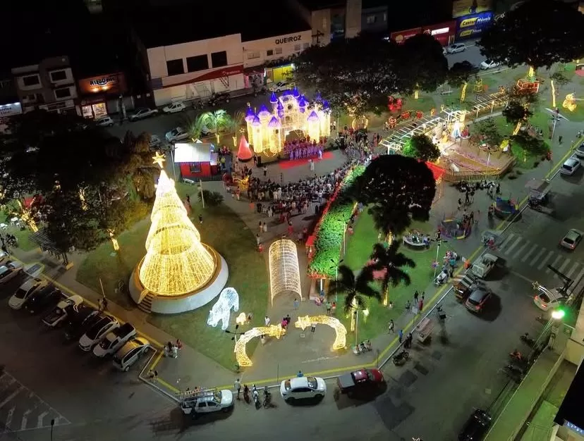 Ipiaú celebra a magia do Natal com inauguração oficial da decoração natalina na Praça Ruy Barbosa