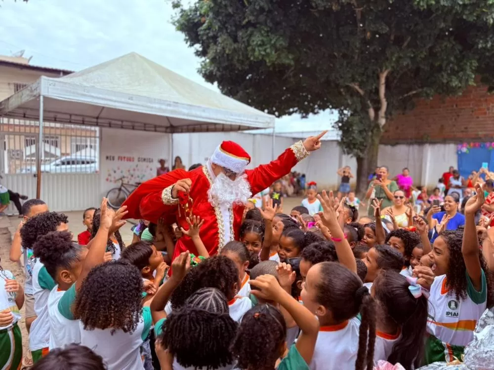 Natal dos Correios leva esperança e alegria a crianças de escolas de Ipiaú