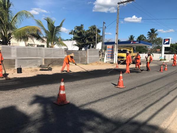DNIT realiza operação tapa-buracos na Lauro de Freitas após solicitação da prefeita