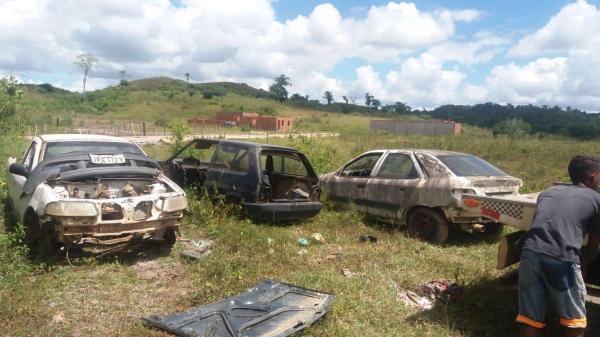 Prefeitura faz remoção de veículos abandonados em vias públicas