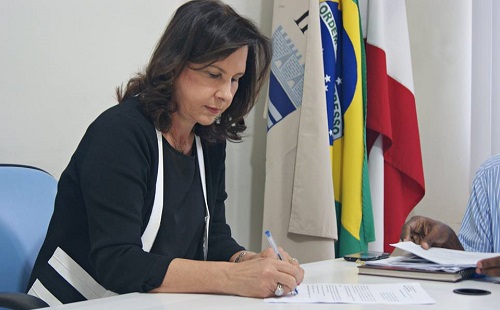 Prefeita envia para a câmara Projeto de Lei que reajusta salário de servidores do Magistério 