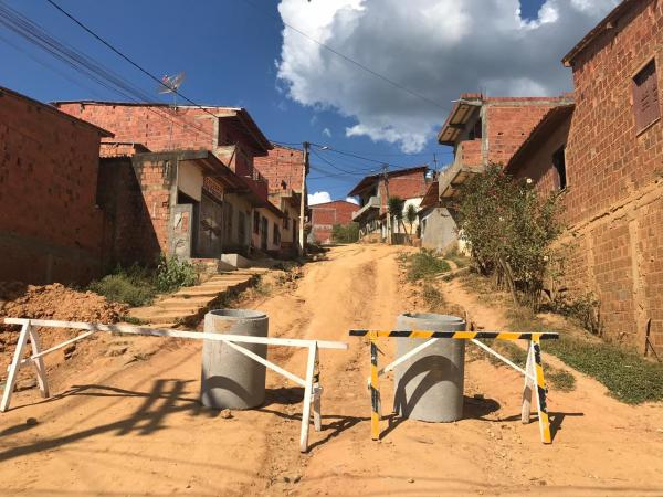 Prefeitura inicia pavimentação da Rua Idaísio Galvão no Bairro Santa Rita
