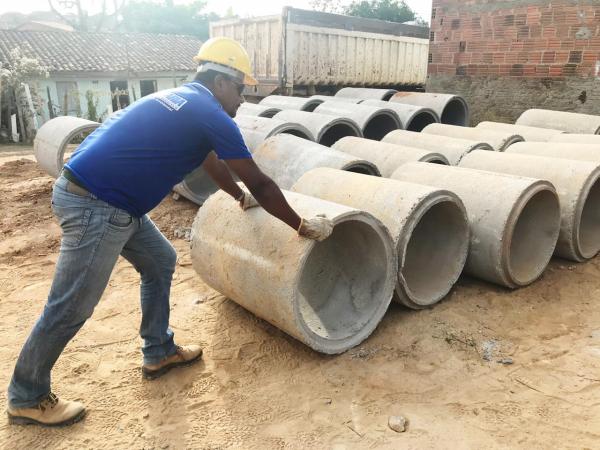 Obras de manilhamento e pavimentação avançam na Rua Idaísio Galvão no Santa Rita