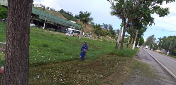 Prefeitura promove serviços de roçagem e limpeza de esgotos em diversa áreas da cidade