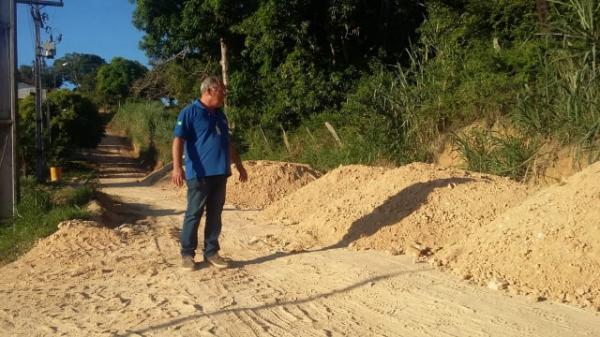 Infraestrutura realiza patrolamento e cascalhamento em ruas que ainda não receberam pavimentação