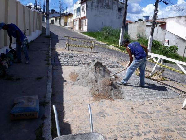 Bairros Constância e Sítio do Pica-Pau recebem recuperação de pavimentação