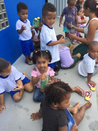 Alunos da Creche Adelaide Souza produzem bonecos ecológicos