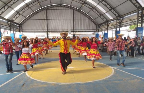 Colégio Ângelo Jaqueira realiza festejos de São João