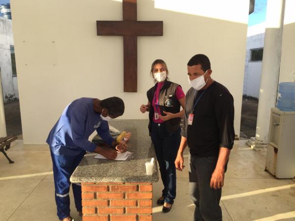 Vigilância Sanitária entrega kits de proteção individual a coveiros do município