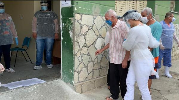Prefeitura de Ipiaú acolhe idosos da Casa Deraldina com o teste negativo para covid-19