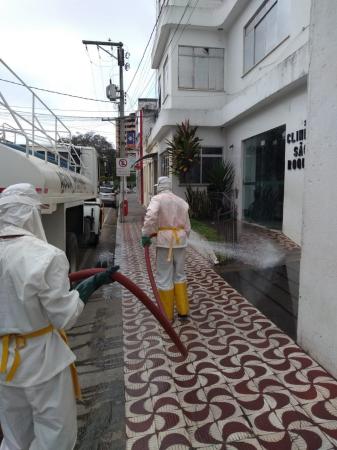 Prefeitura de Ipiaú segue realizando de forma continuada a desinfecção das ruas e do Centro de Abastecimento