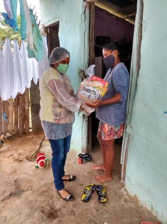 Por conta da pandemia, Prefeitura de Ipiaú entrega cestas básicas em domicílio 