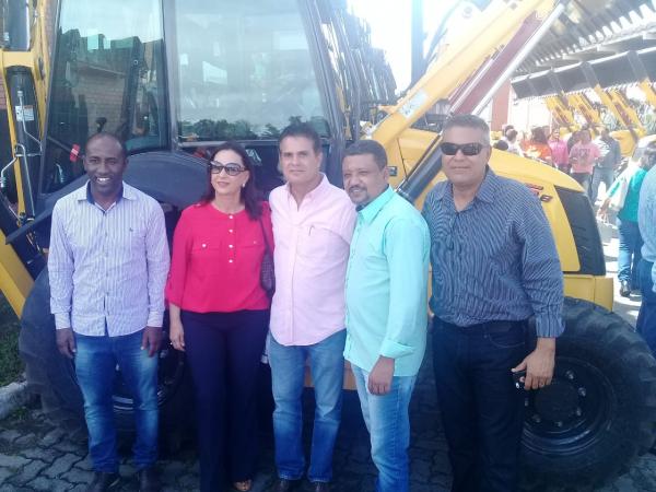 Prefeitura recebe máquina retroescavadeira