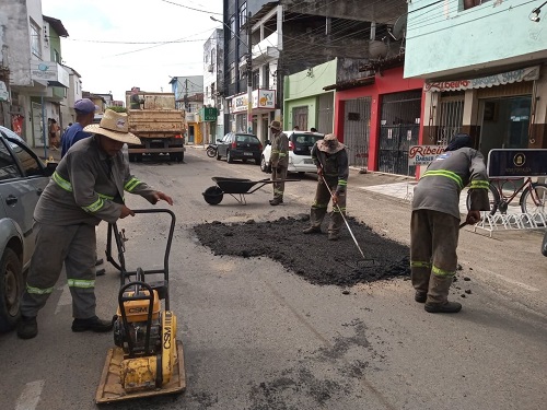 Prefeitura de Ipiaú realiza operação tapa-buracos em parceria com o Cimurc