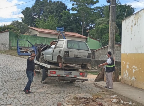 Prefeitura de Ipiaú recolhe veículos abandonados em vias públicas