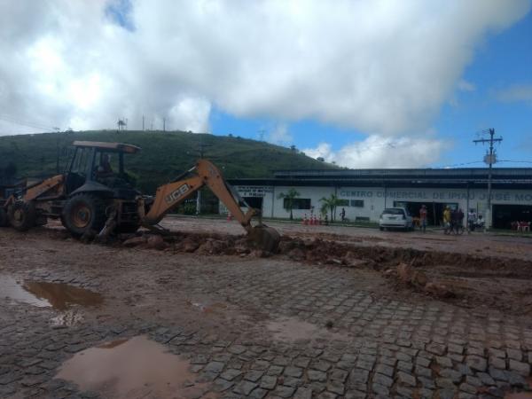Prefeitura realiza obra de reparo no calçamento do Centro de Abastecimento