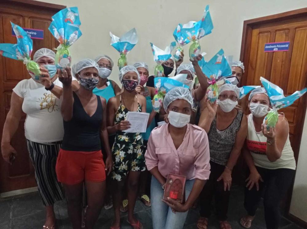 Mulheres participam da primeira etapa da oficina de chocolate 