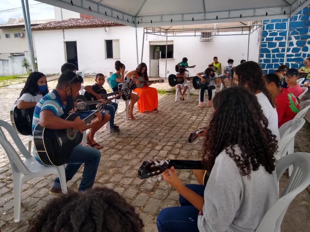Ipiaú: Alunos do Colégio José Lessa de Moraes participam de oficina de violão