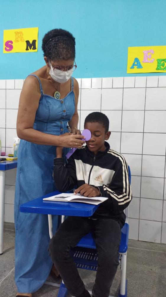 Estudantes passam por teste de visão na Sala de Recursos Multifuncionais de Ipiaú 