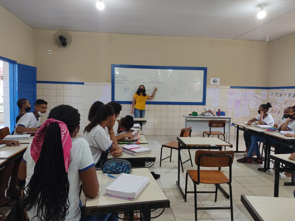 Professores recebem pagamento de março com novo reajuste salarial 