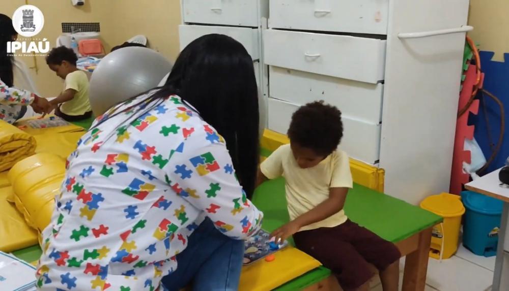 Conheça o projeto Crescer em Ipiaú, que atende crianças do espectro autista