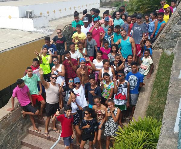 Prefeitura e Ação Social promovem dia de recreação no SESC de Jequié para crianças e adolescentes do Córrego de Pedras e Fazenda do Povo