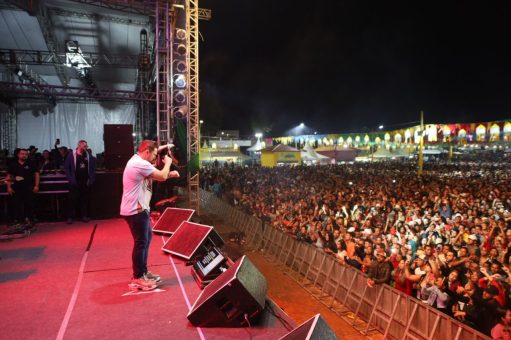 Terceira noite da Festa de São Pedro teve o público mais animado ao som do Comandante, Xand Avião