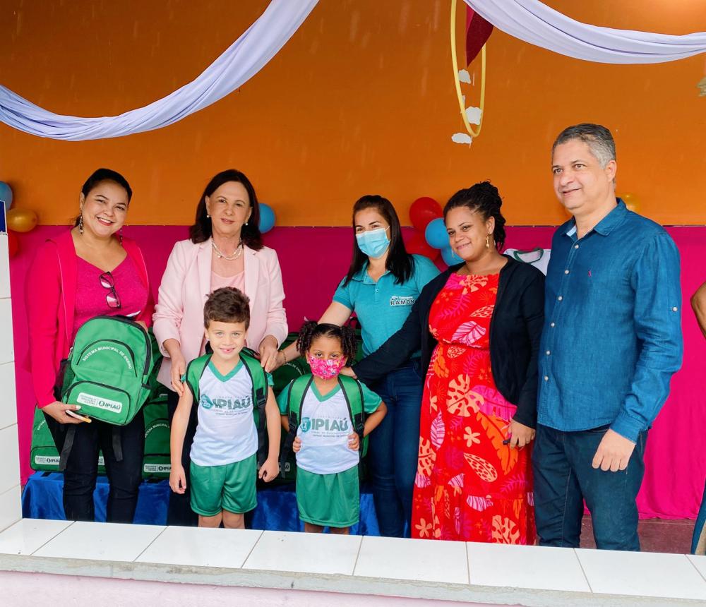 Estudantes recebem uniforme e material escolar pela primeira vez em Ipiaú 